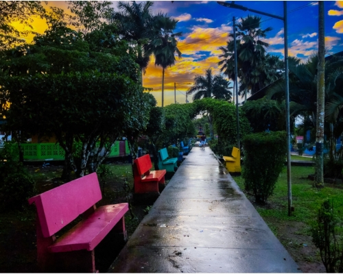 Hermoso atardecer captado en la parte centrica del Parque central de Nueva Guinea.